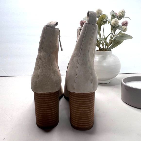 Violet & Red Meaghan Heeled Suede Bootie Off-White Side Zipper Women's 10 NWOB - Picture 2 of 10